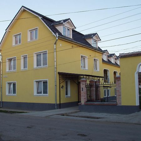 Pensiunea Poarta Oilor Girbova Exterior photo