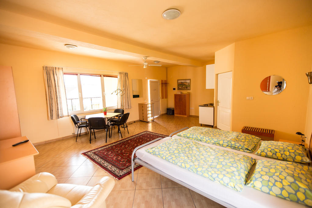 Pensiunea Poarta Oilor Girbova Room photo