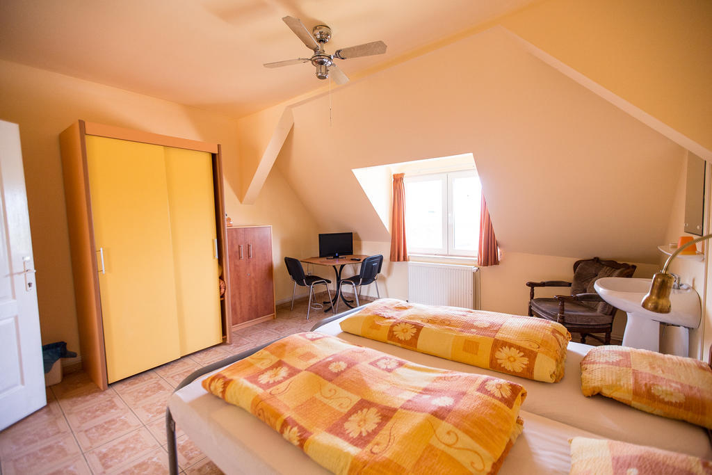 Pensiunea Poarta Oilor Girbova Room photo