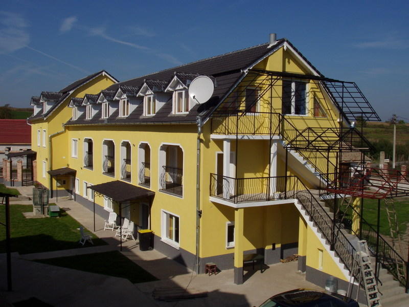 Pensiunea Poarta Oilor Girbova Exterior photo