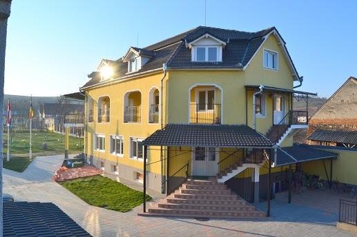 Pensiunea Poarta Oilor Girbova Exterior photo