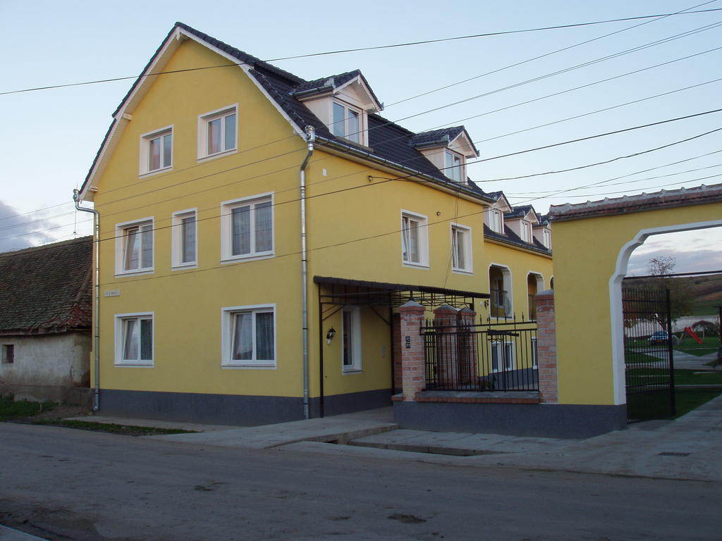 Pensiunea Poarta Oilor Girbova Exterior photo